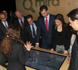 Don Felipe y Doña Letizia recorren las instalaciones del Caixalab Experience